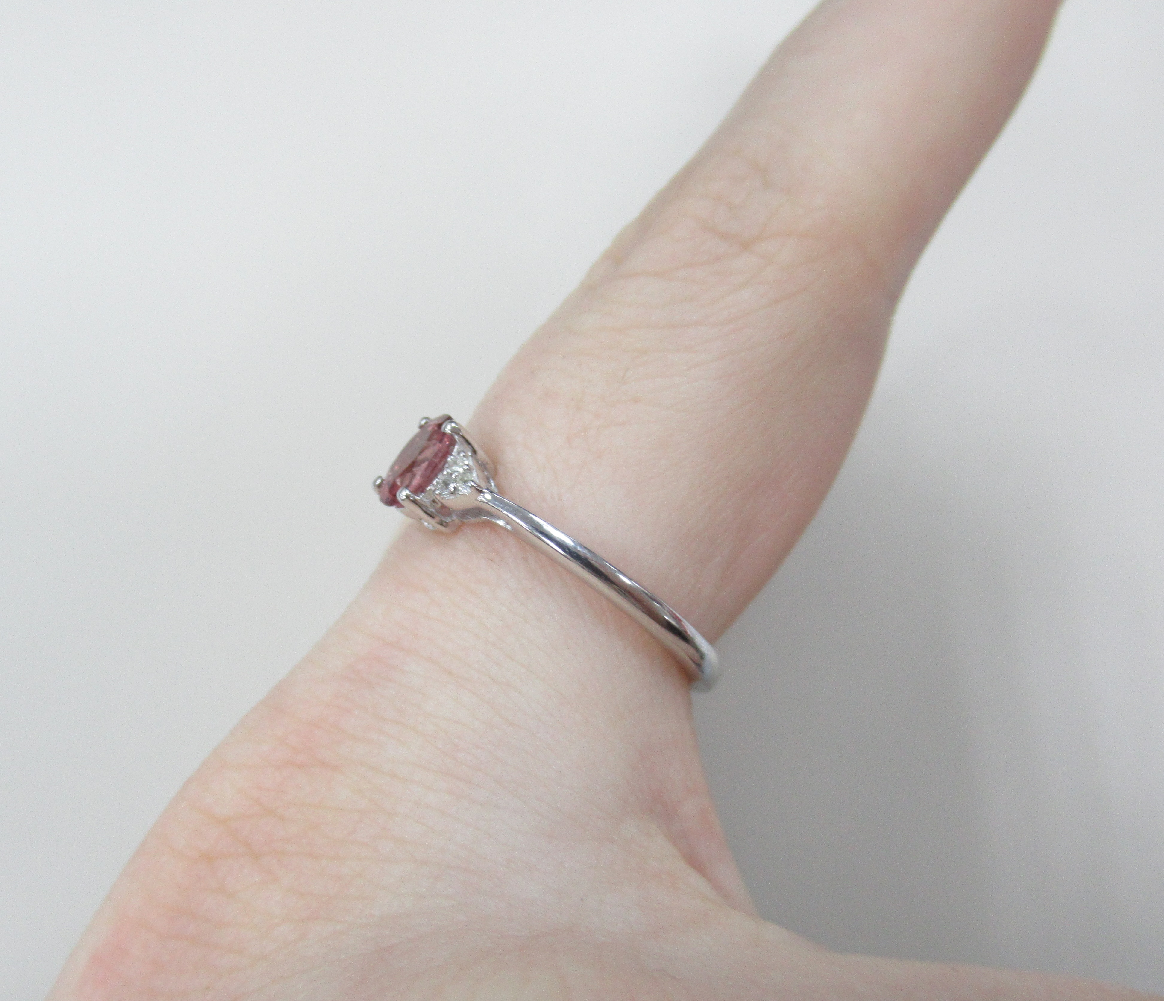 Серебряное кольцо с гранатом